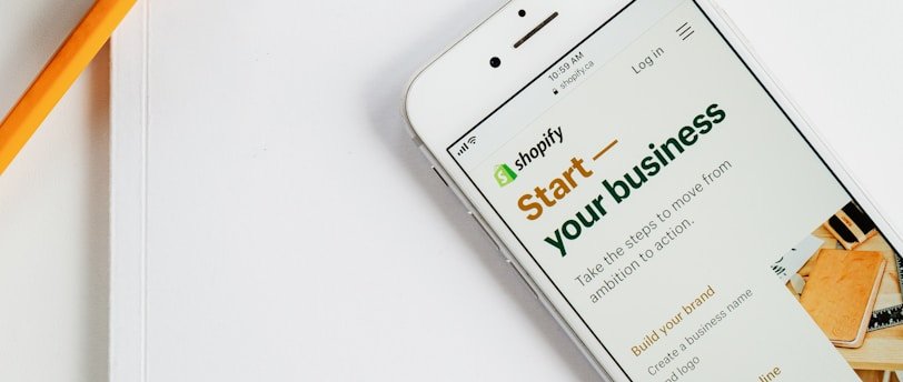 photo 1586880244386 8b3e34c8382c (1)